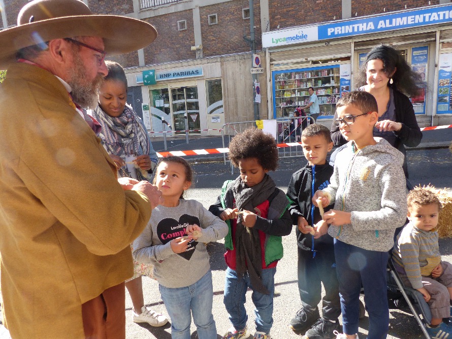 Les brins de laine torsads deviennent du fil solide